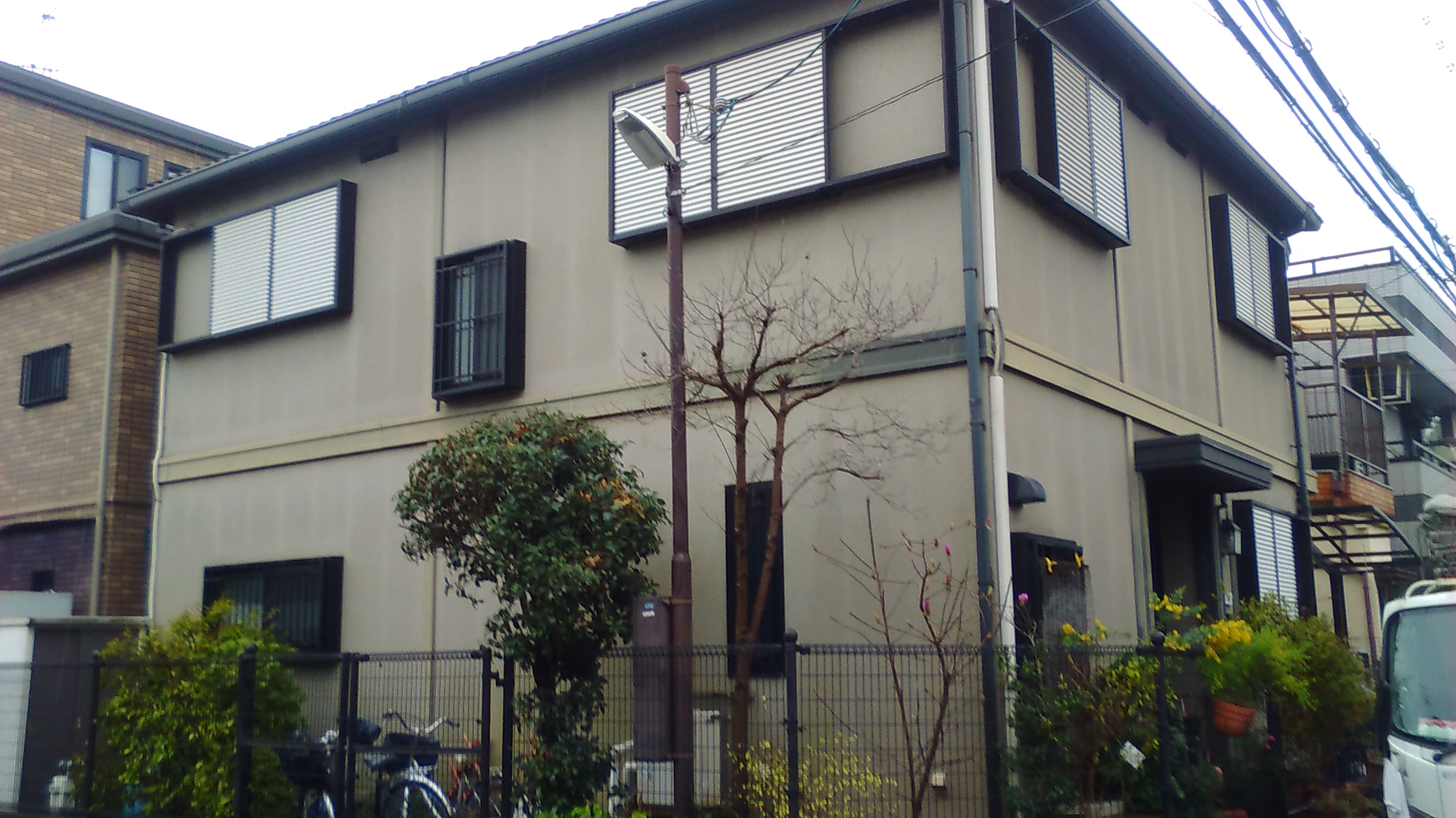 八尾市で外壁塗装工事で１階と２階を塗り分けツートンにしました