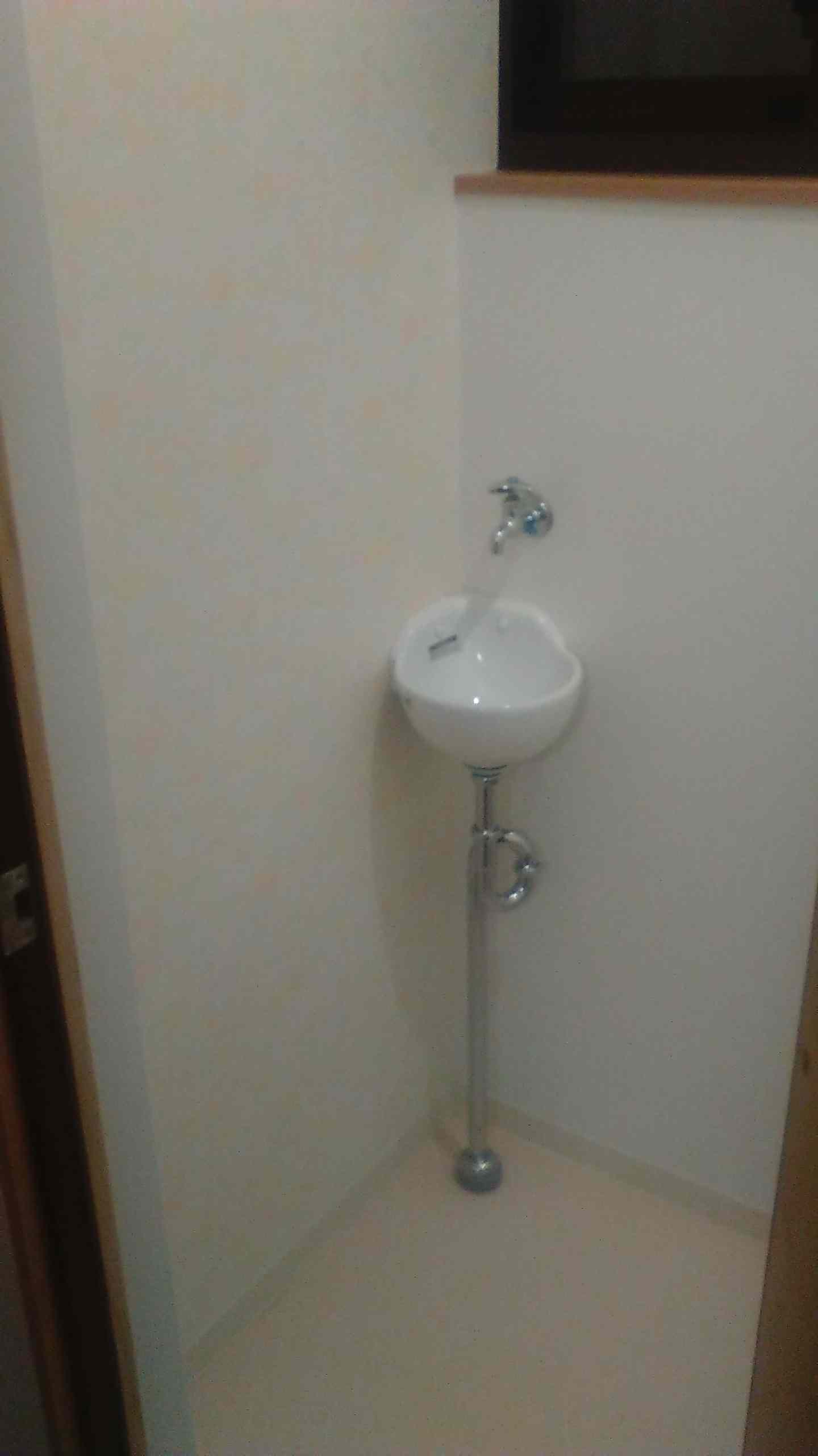 トイレ拡張工事　狭小手洗い器新設　東大阪市
