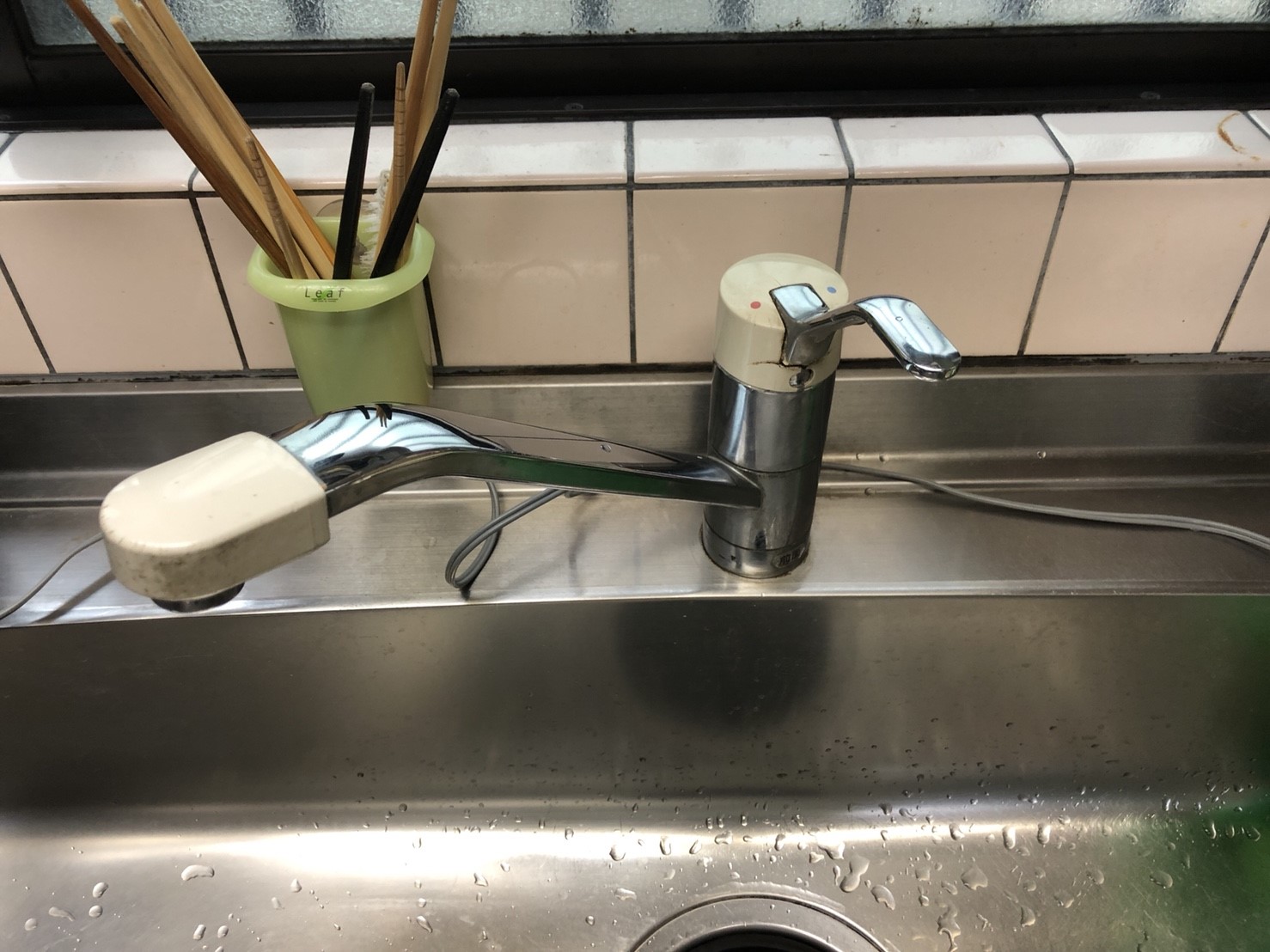 八尾市で台所水栓のレバーが割れてので取り替えました。