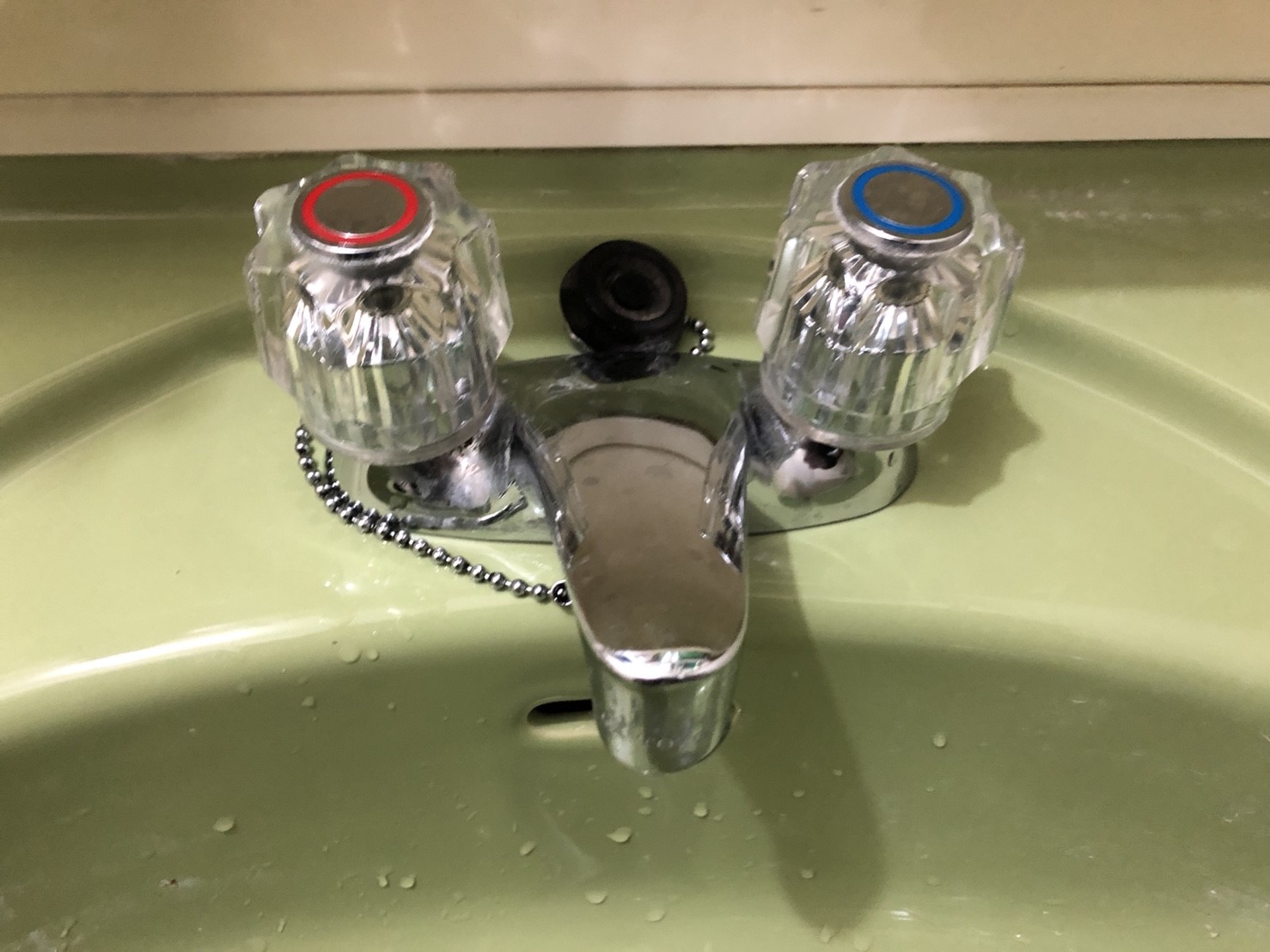 八尾市で洗面台水栓の水の止まりが悪かったので取り替えました。