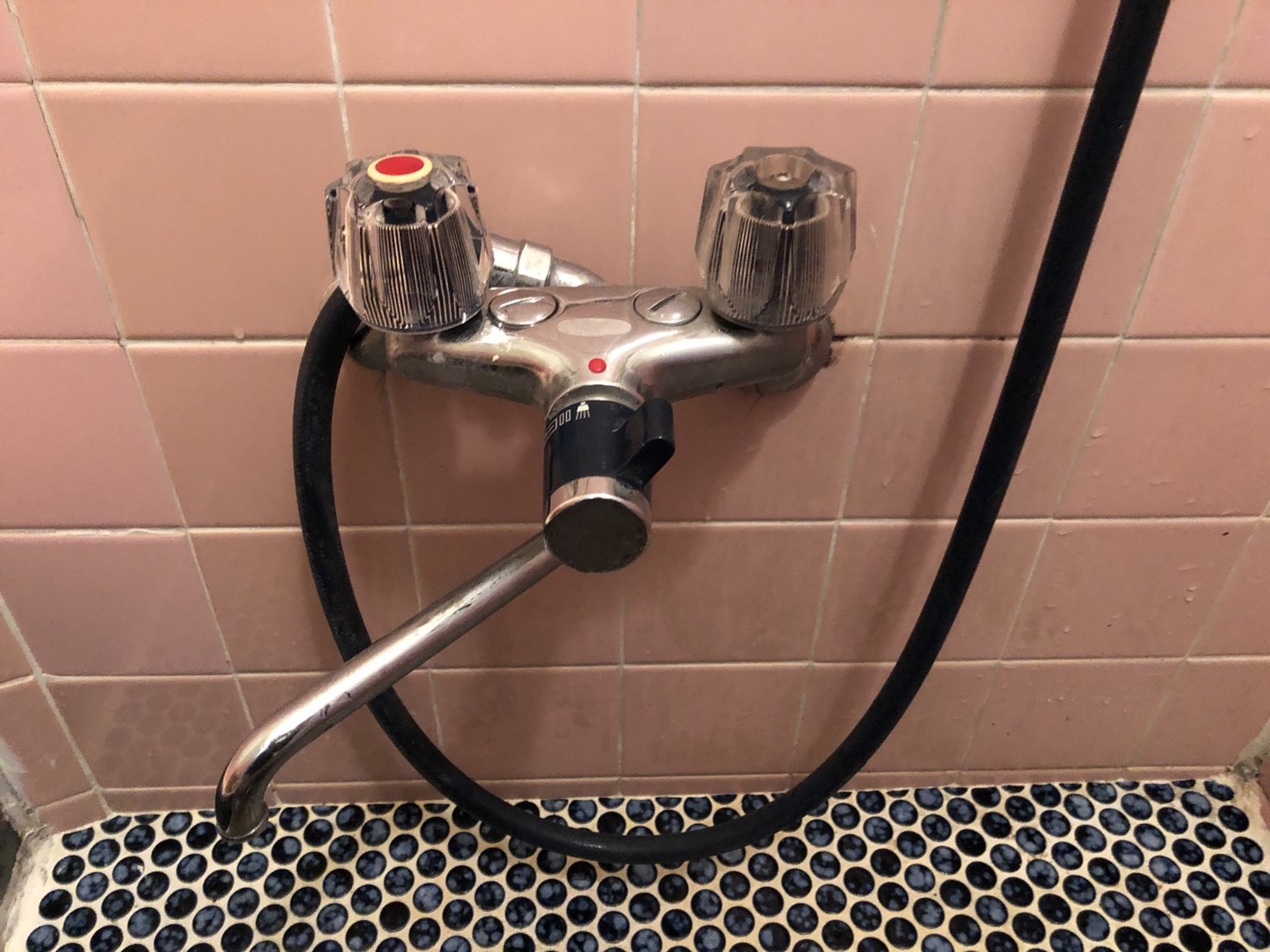 八尾市でお風呂の水栓から水漏れしたので取り替えました。