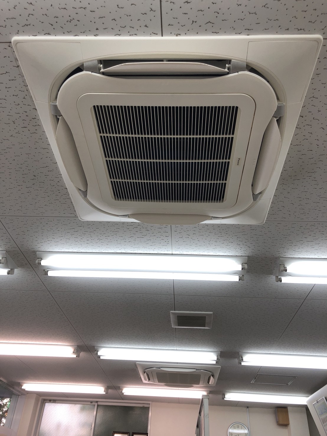 酷暑の夏には、エアコンが必須ですね！天井埋め込みエアコン　八尾市