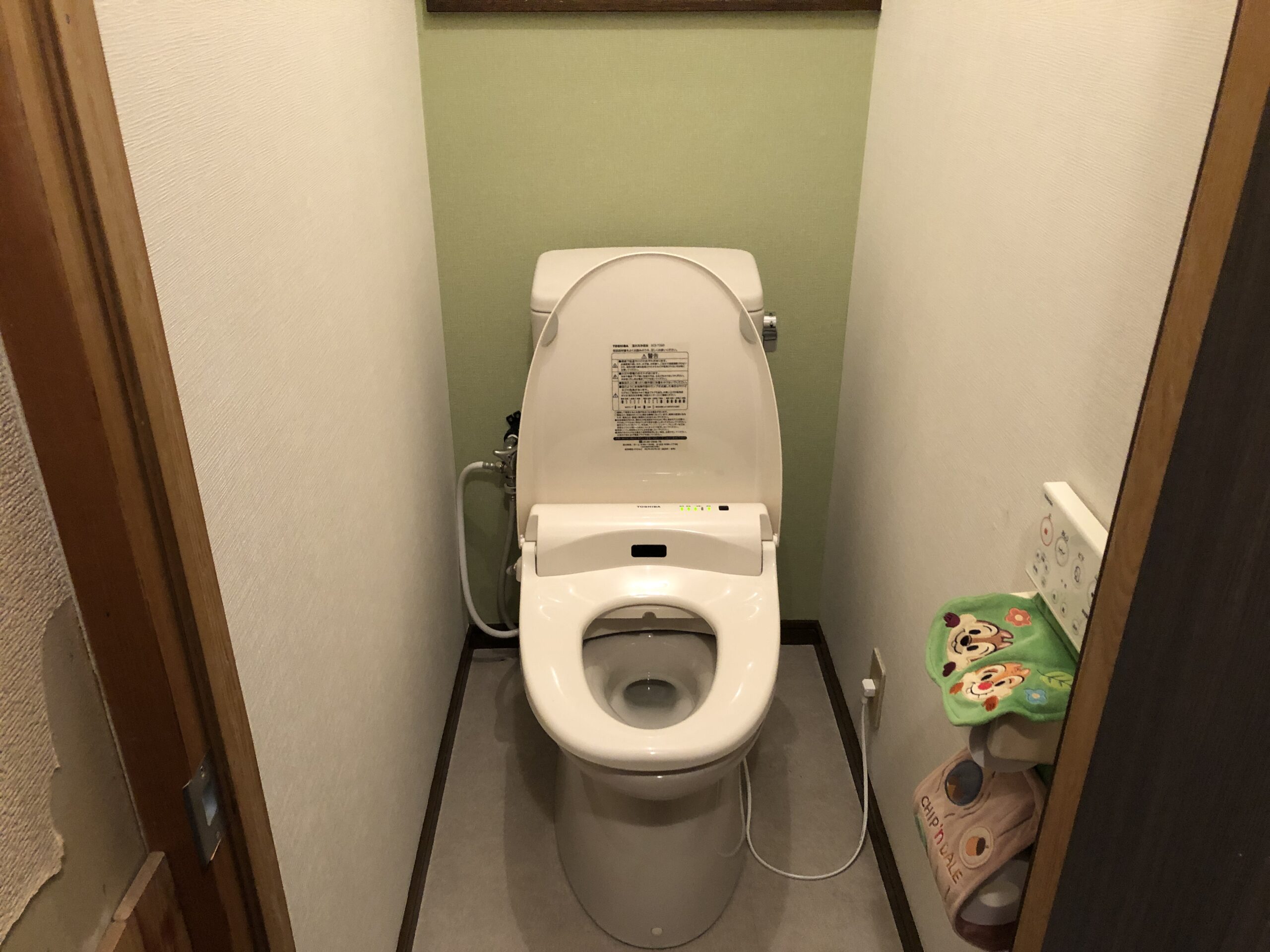 アクセントクロスがお洒落なトイレ空間 東大阪市