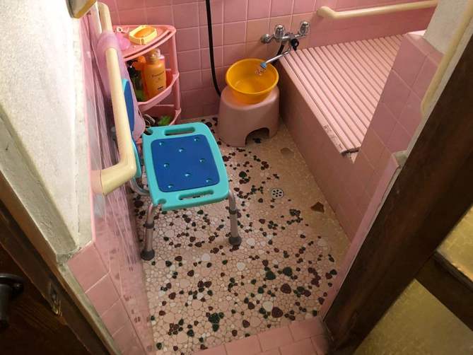 八尾市で浴室の段差解消と滑り防止と扉の入れ替え工事をしました。