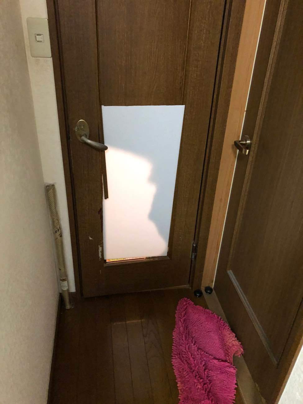 八尾市の一戸建てでトイレのドアを新しく付け替えました。