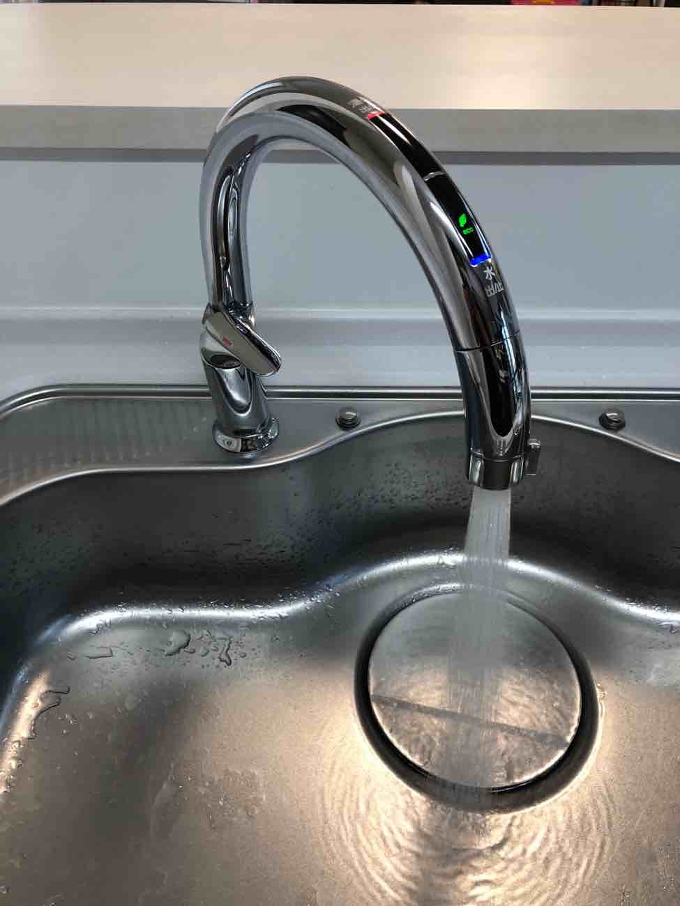 八尾市でキッチンの水栓をタッチレスのLIXILナビッシュに取り替えました。