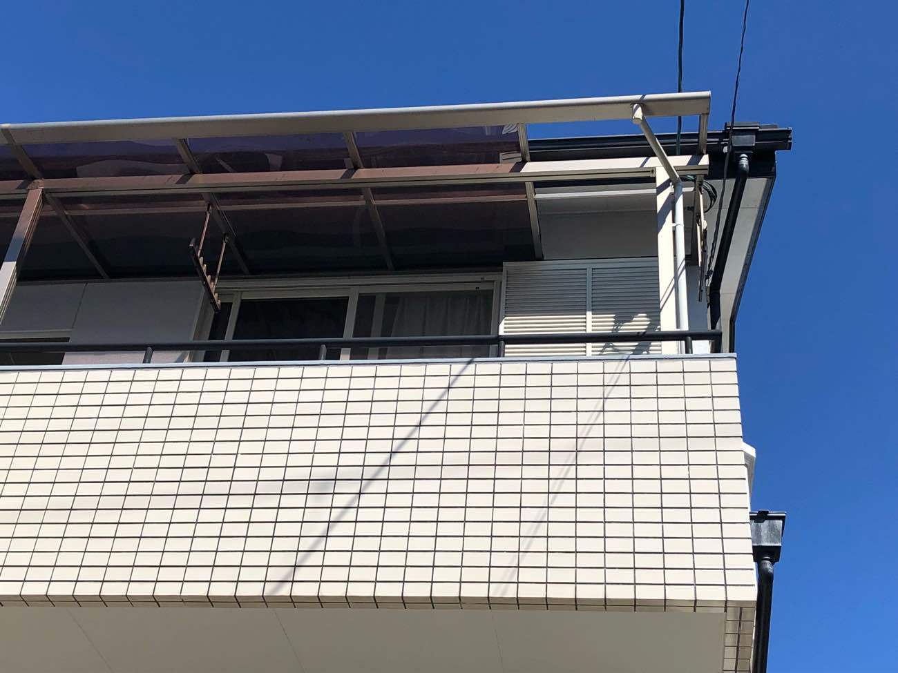 八尾市で台風被害で２Ｆテラス屋根が破損しましたが、火災保険を利用して修繕しました。