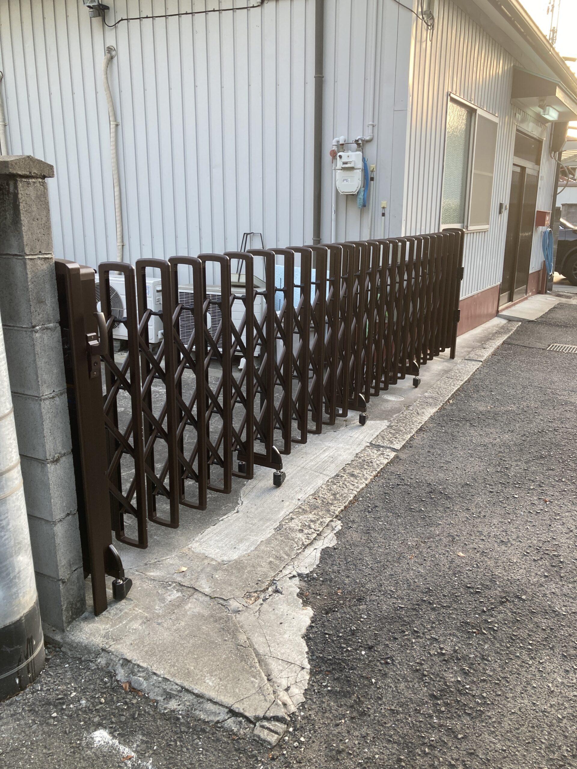 伸縮ゲートを新しく取替　YKKAP　東大阪市