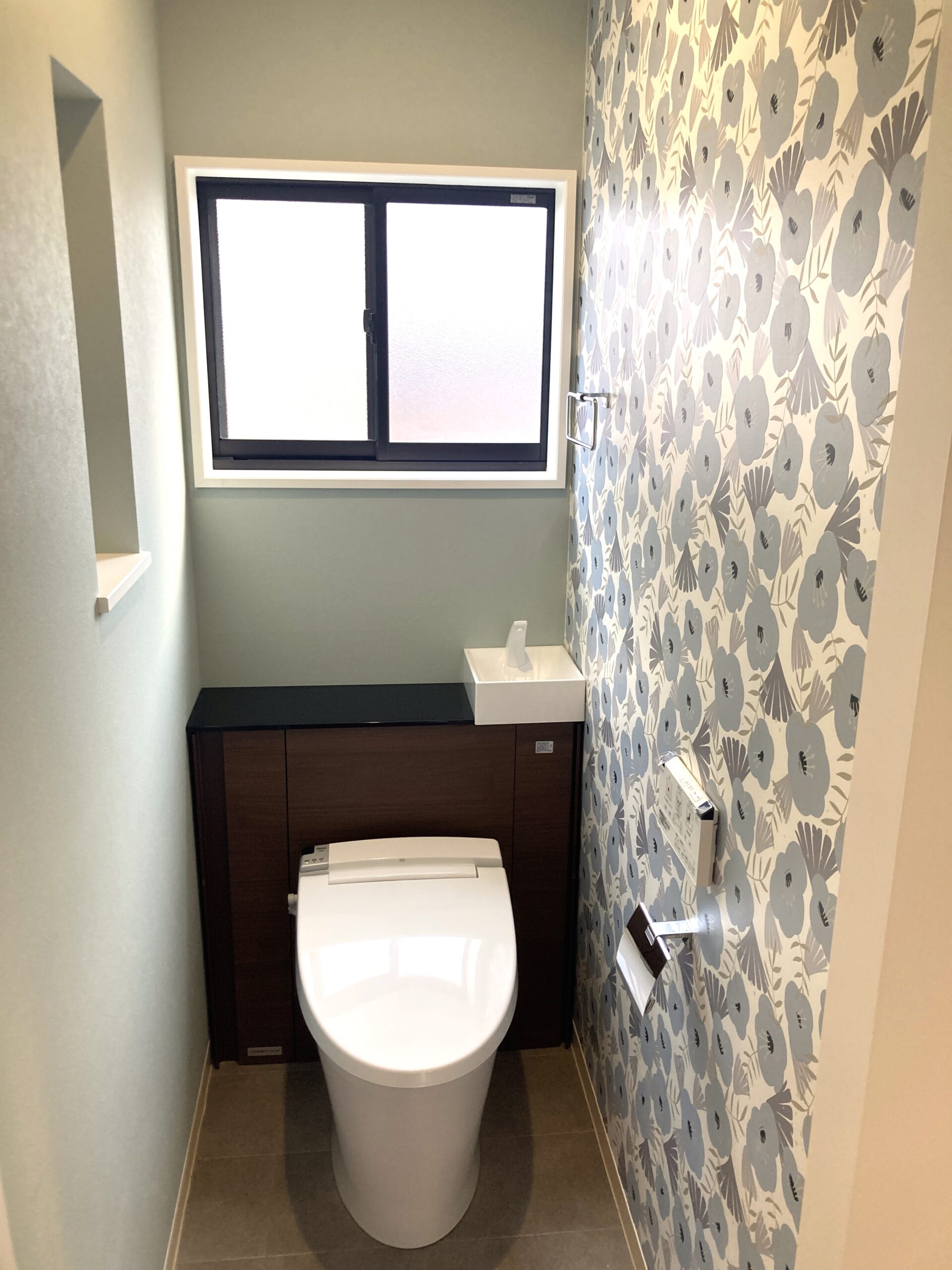 東大阪市の戸建でトイレの工事しました。大人気のリフォレを取付内装にもこだわりました。