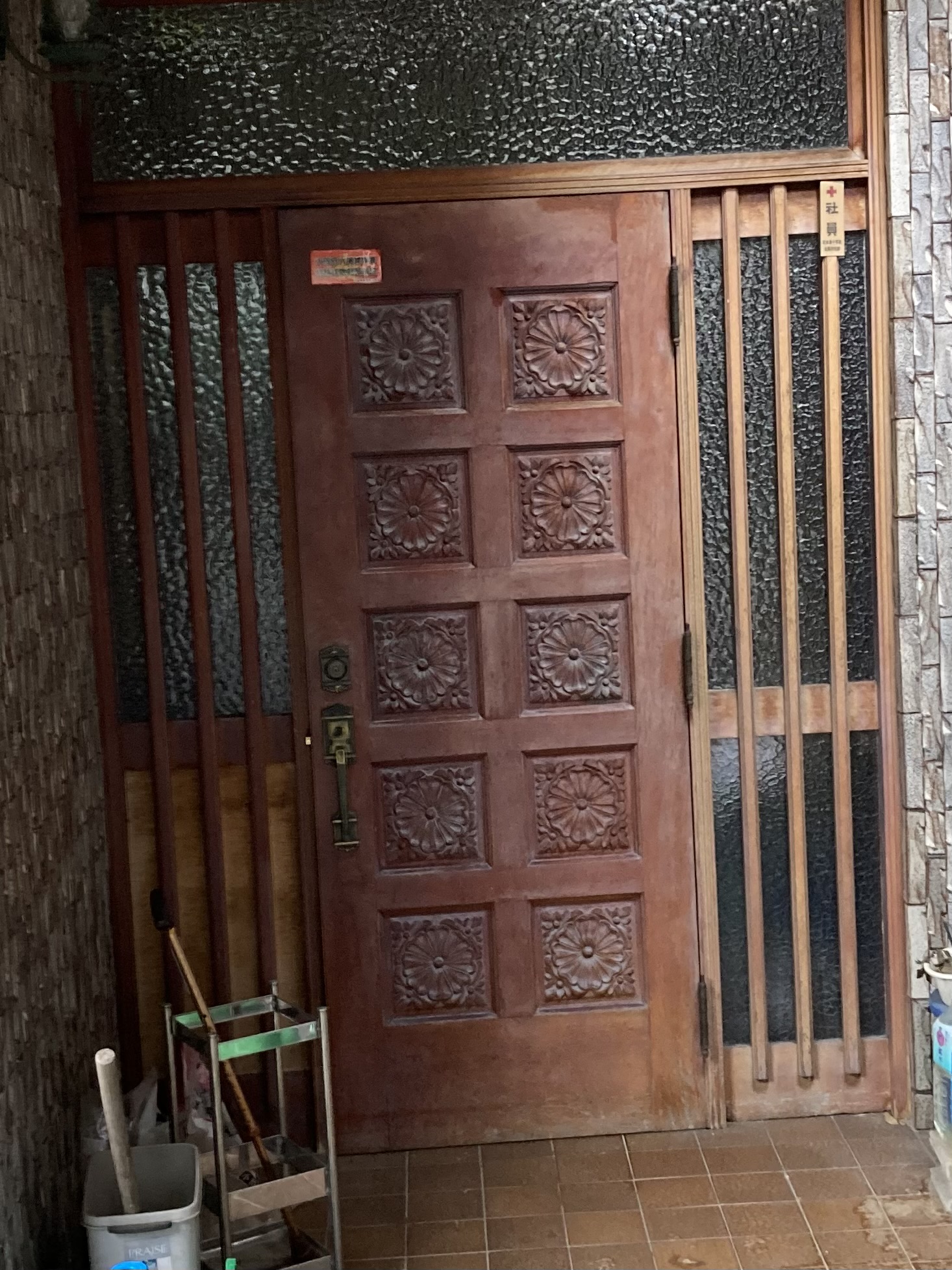 八尾市にて玄関扉の取替工事をさせていただきました。