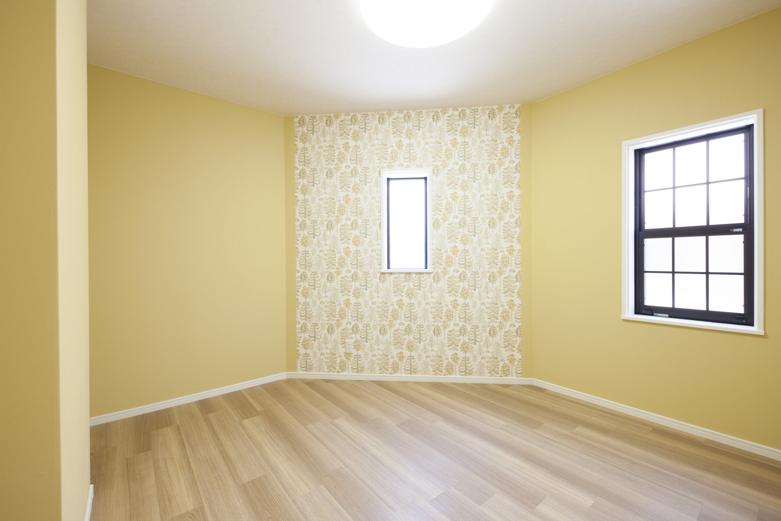 東大阪市で黄色の壁紙に張り替えてパッと明るい印象の室内にリフォームしました