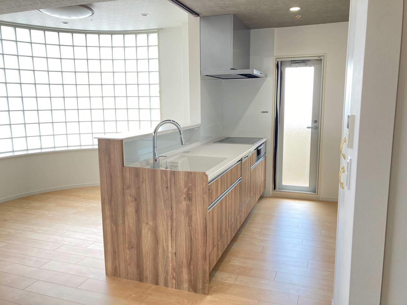 八尾市のマンションでキッチン取替、LDKの内装工事いたしました。