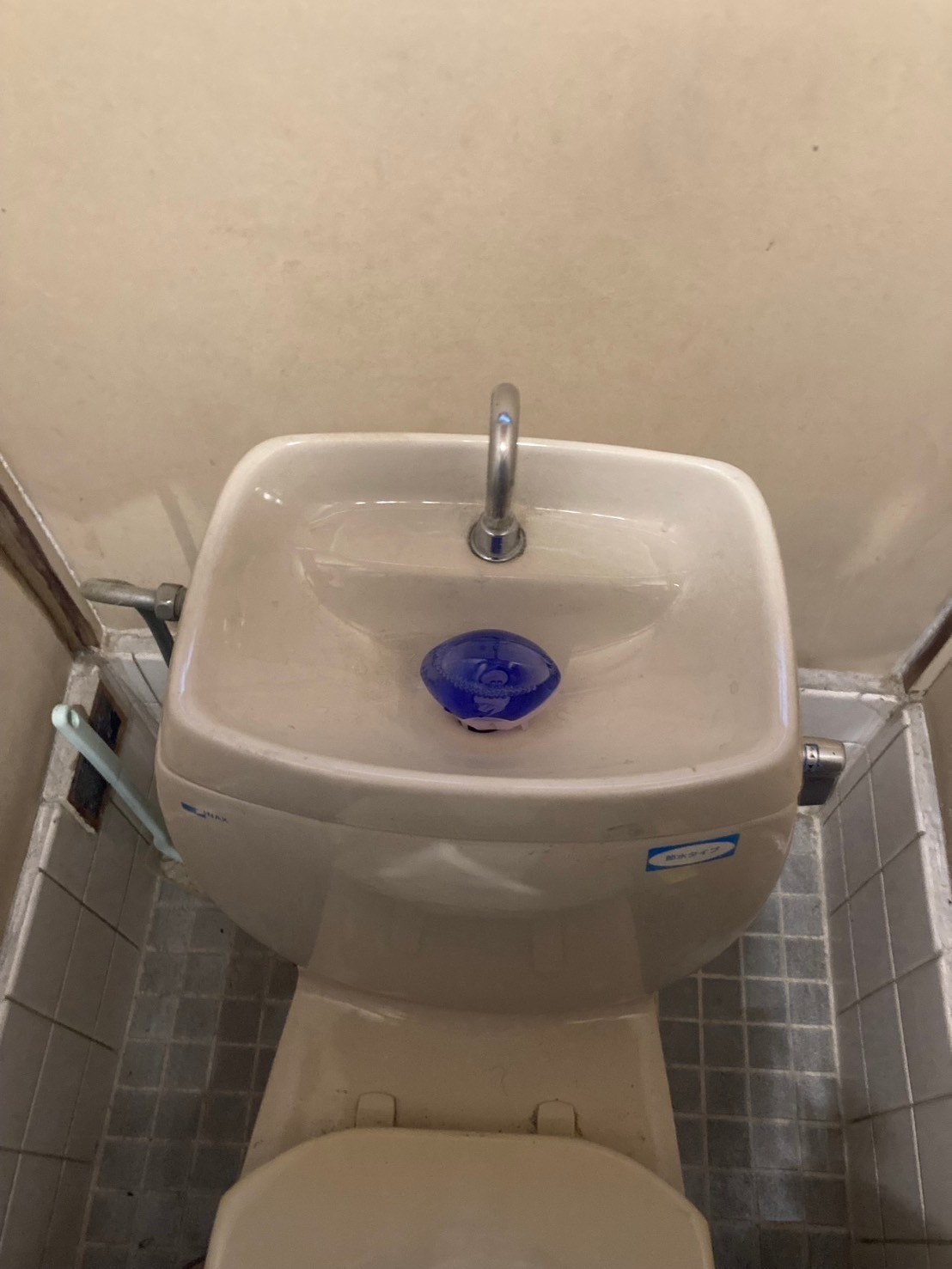 トイレの手洗い器から水漏れ。八尾市