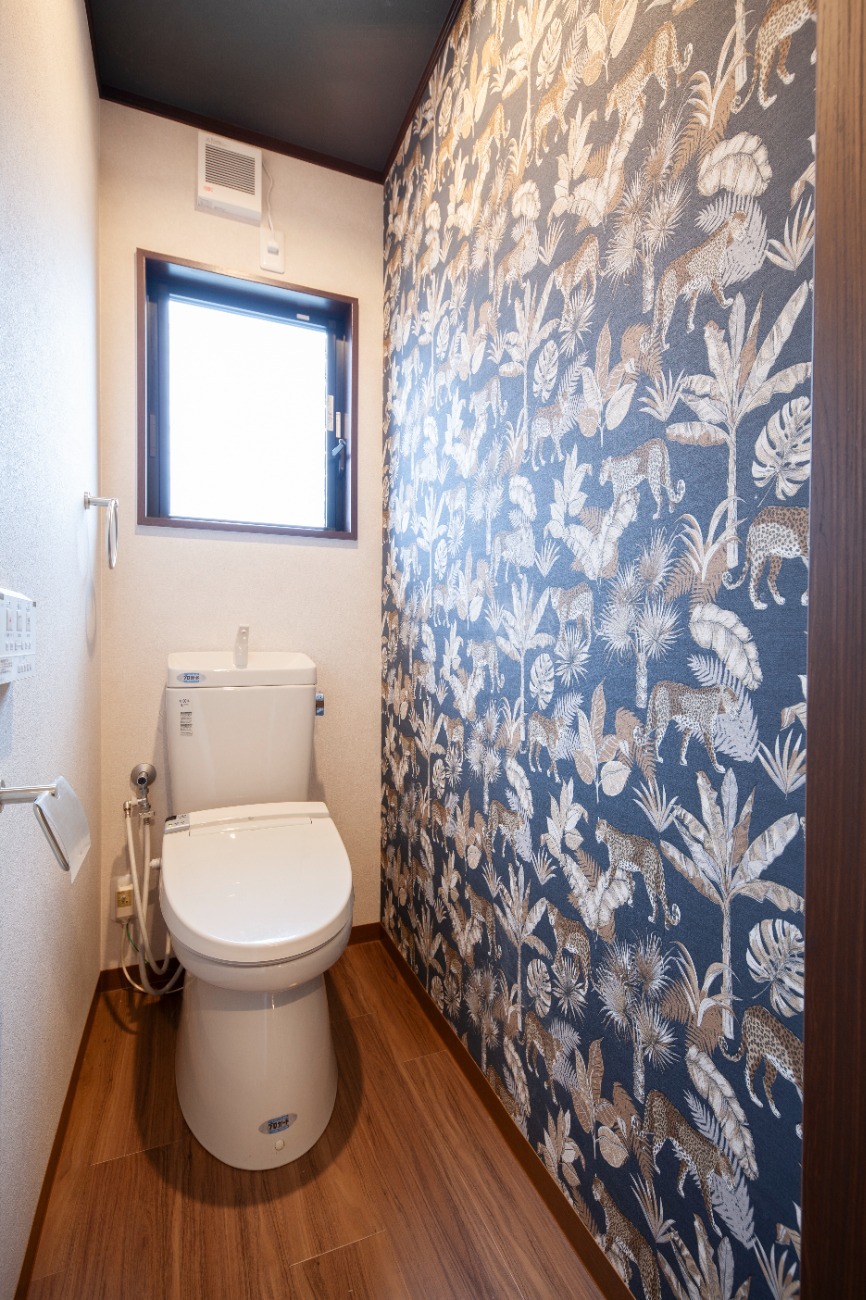 八尾市でトイレの内装工事をしました。個性的なかっこいいトイレ空間になりました。