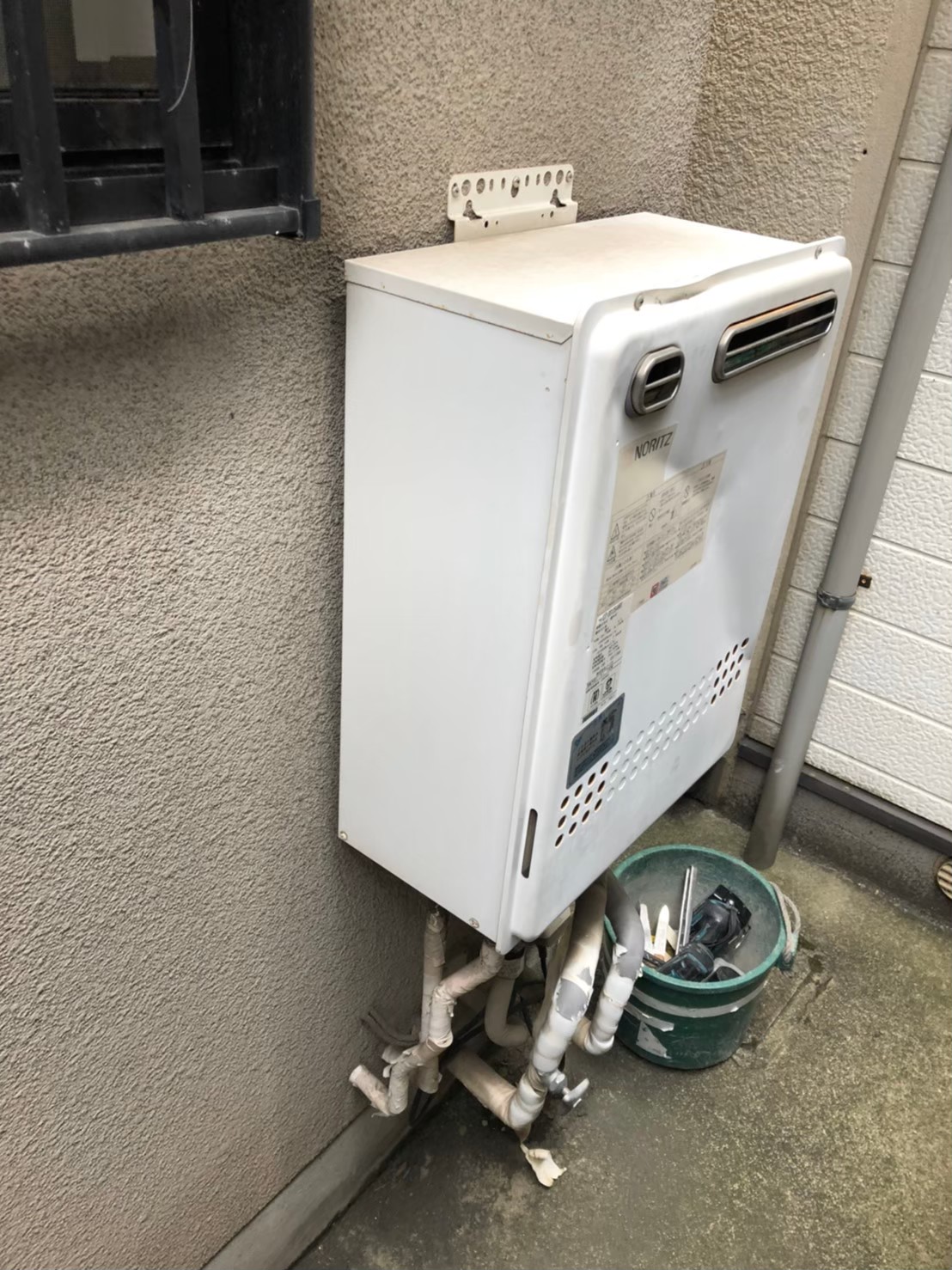 八尾市でいろいろな給湯器を取替させていただきました。
