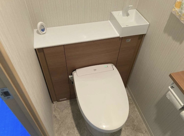 八尾市でトイレの取替え工事を行いました。