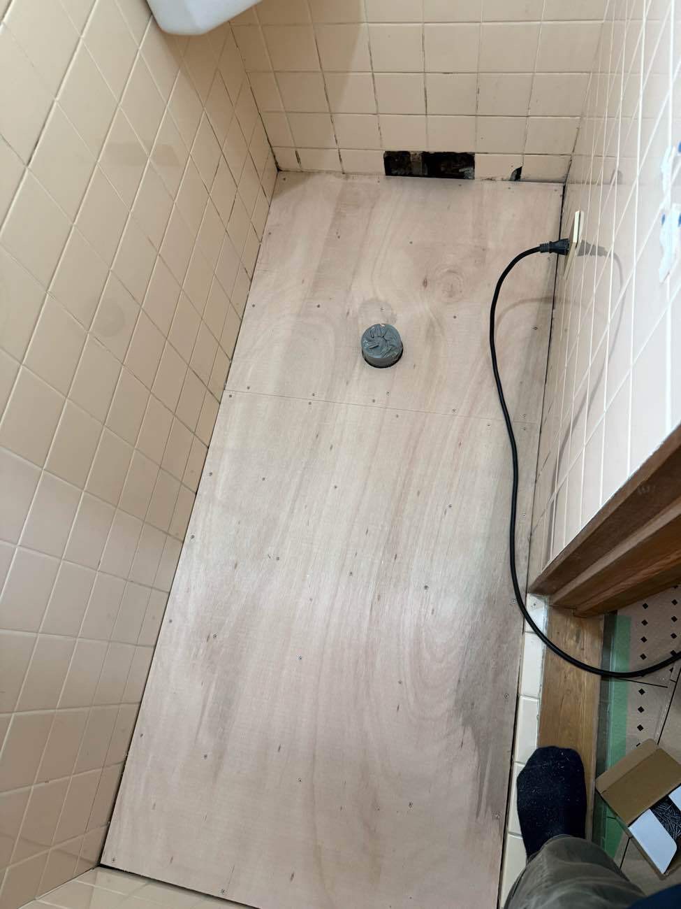 トイレ床コンパネ貼り