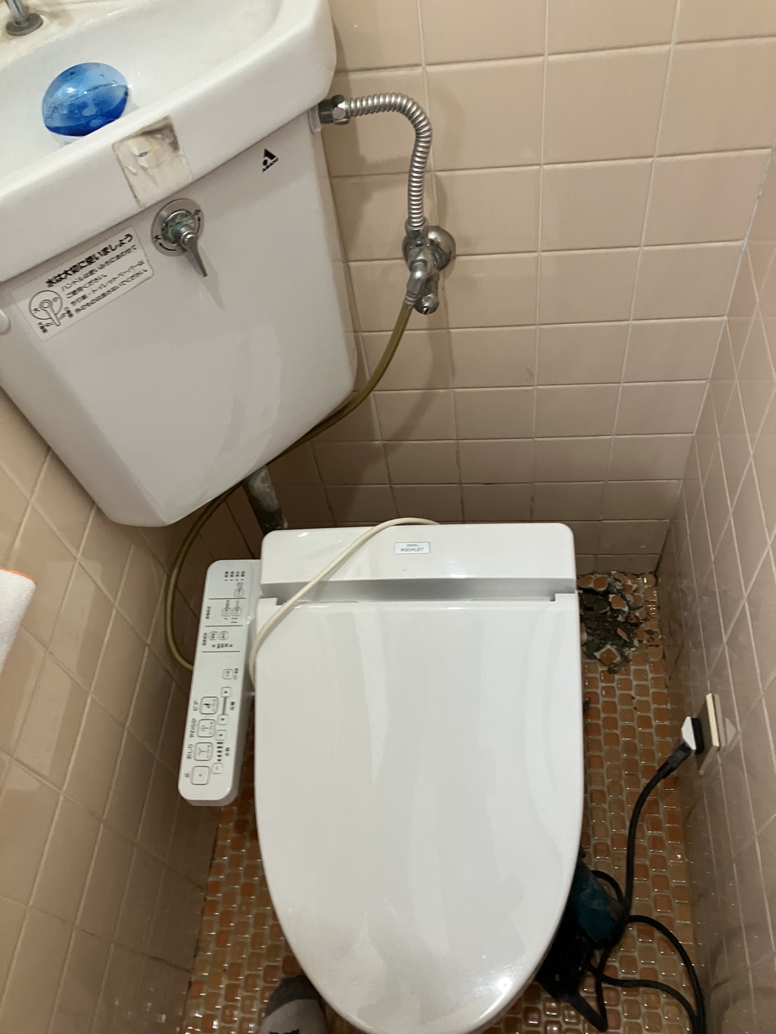 八尾市トイレの床下給水配管で水漏れ